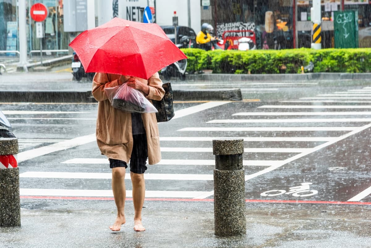 明天放颱風假?19縣市達停班停課標準!各地最新風雨預測:巴威這時才遠離 明天放颱風假?19縣市達停班停課標準!各地最新風雨預測:巴威這時才遠離