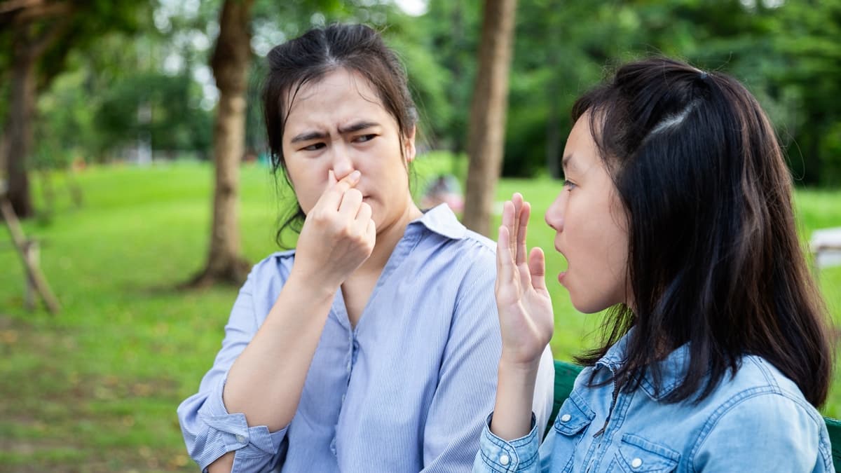 嘴巴很臭怎麼辦?醫揭口臭真正原因與解決方法,口香糖、漱口水竟都沒用