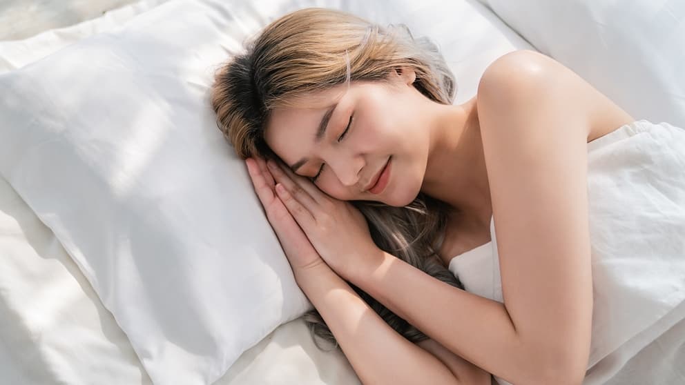 開燈睡覺會變胖?醫揭肥胖風險飆33%:「這種光」最危險、食慾也會爆發