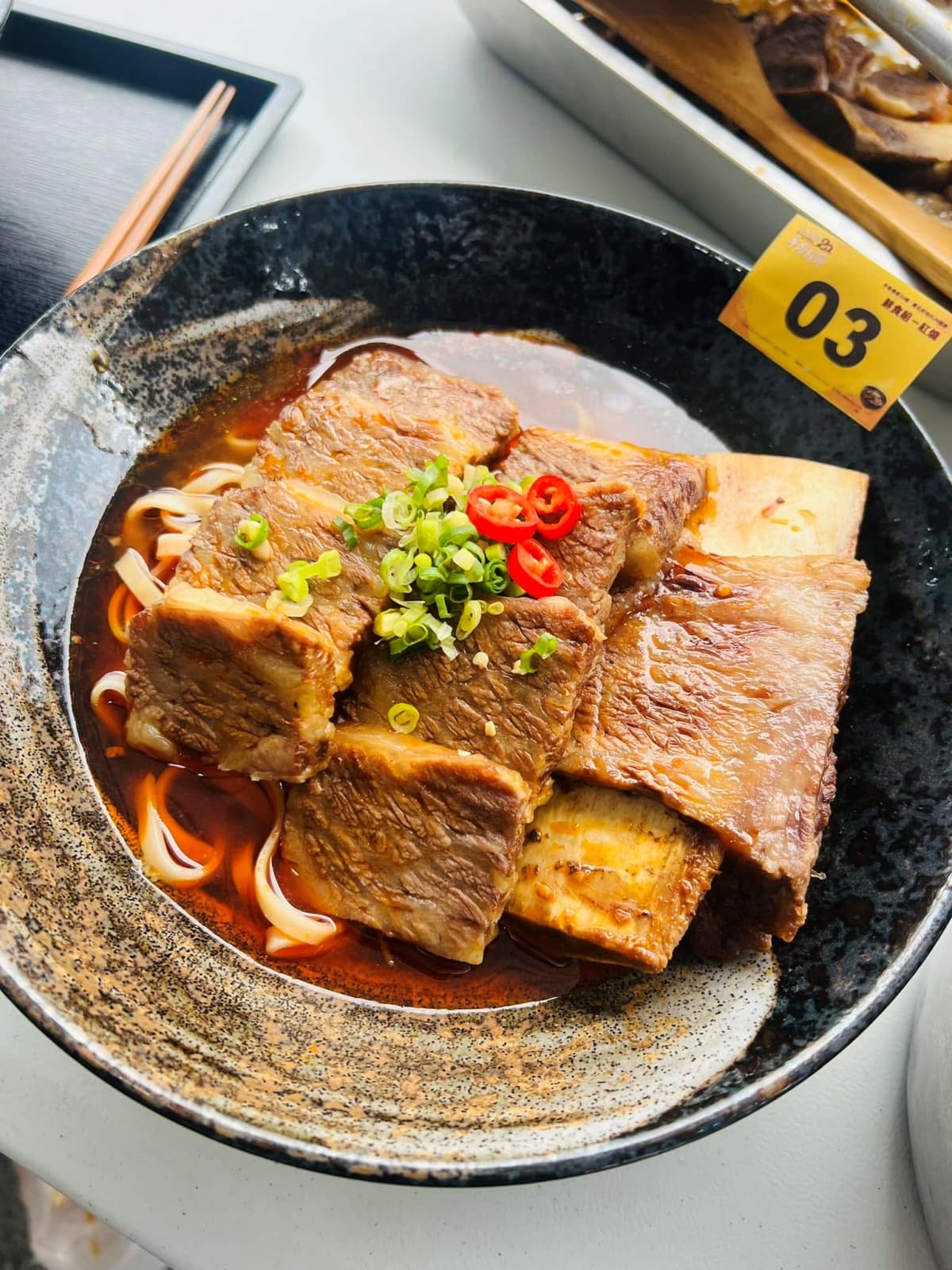 超狂金牌牛肉麵在這!傳承三代老店「帶骨牛小排」超軟嫩,靈魂辣油也必加 超狂金牌牛肉麵在這!傳承三代老店「帶骨牛小排」超軟嫩,靈魂辣油也必加