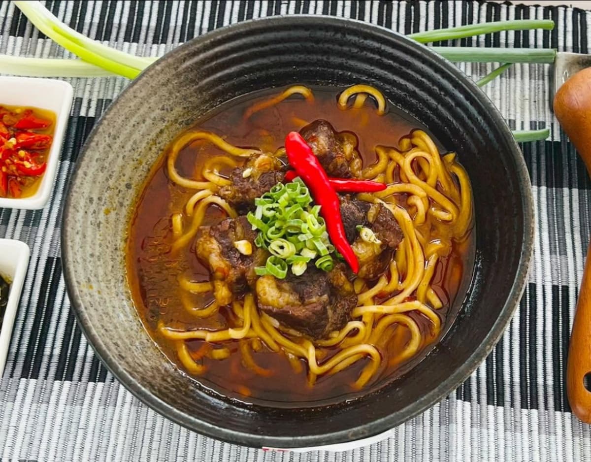 超狂金牌牛肉麵在這!傳承三代老店「帶骨牛小排」超軟嫩,靈魂辣油也必加 超狂金牌牛肉麵在這!傳承三代老店「帶骨牛小排」超軟嫩,靈魂辣油也必加