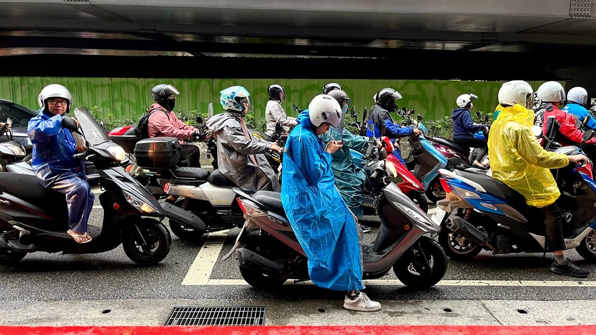 準颱風紅霞路徑變了!「這天最接近台灣」防雷雨,專家:恐有雙颱接力生成 準颱風紅霞路徑變了!「這天最接近台灣」防雷雨,專家:恐有雙颱接力生成