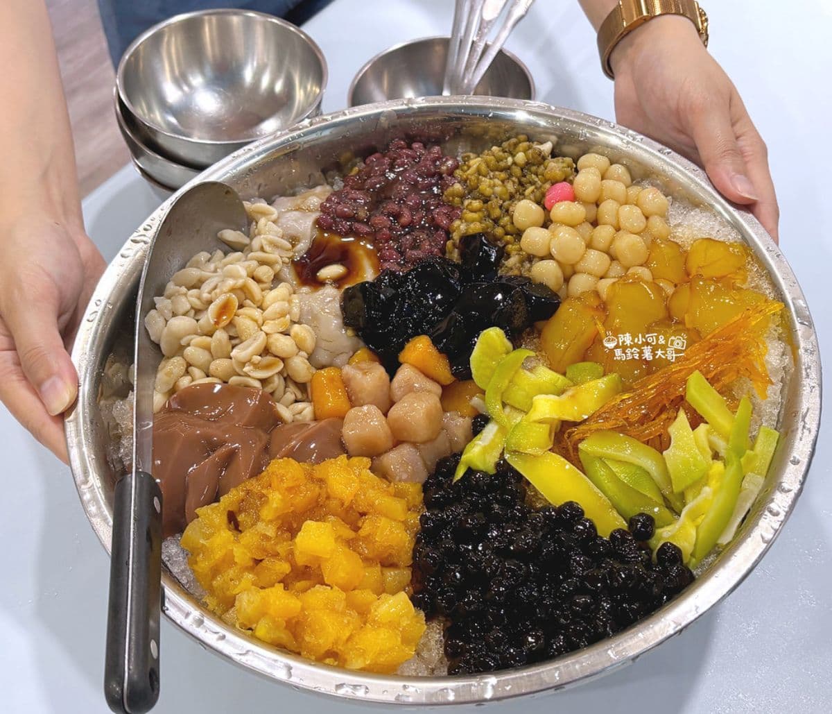 在地人都帶臉盆排隊!超狂「大鋼盆刨冰」只要150元,自選16種配料鋪滿滿 在地人都帶臉盆排隊!超狂「大鋼盆刨冰」只要150元,自選16種配料鋪滿滿