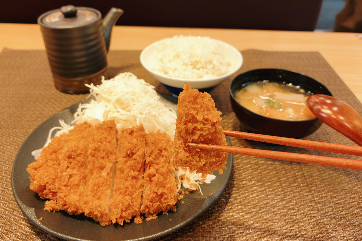 免費續飯湯、高麗菜絲!199元爽嗑豬排定食、腰內豬,加碼吉豚屋送海老蝦 免費續飯湯、高麗菜絲!199元爽嗑豬排定食、腰內豬,加碼吉豚屋送海老蝦
