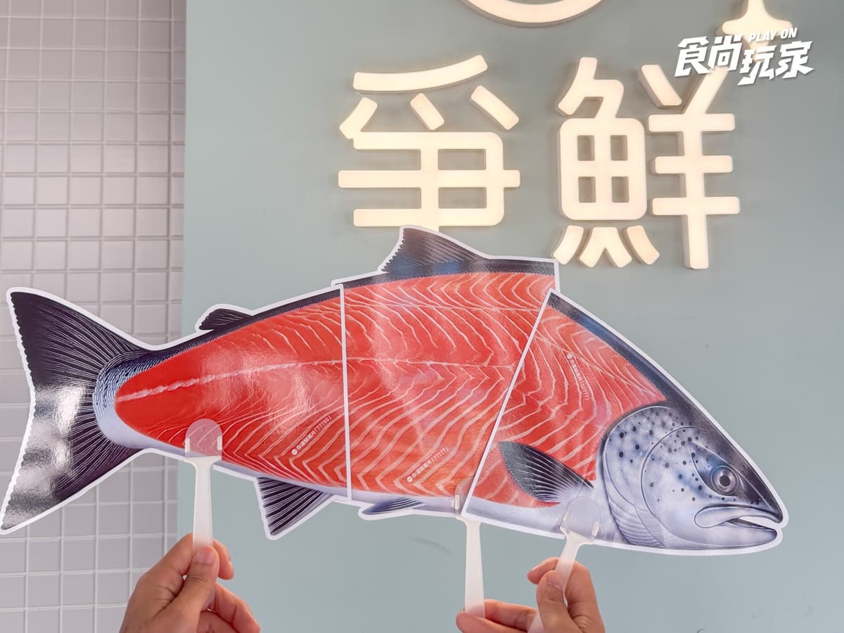 爭鮮推出獵奇美食!鮭魚卵霜淇淋、鮭魚千層蛋糕等你挑戰,鮭魚造型扇必收 爭鮮推出獵奇美食!鮭魚卵霜淇淋、鮭魚千層蛋糕等你挑戰,鮭魚造型扇必收
