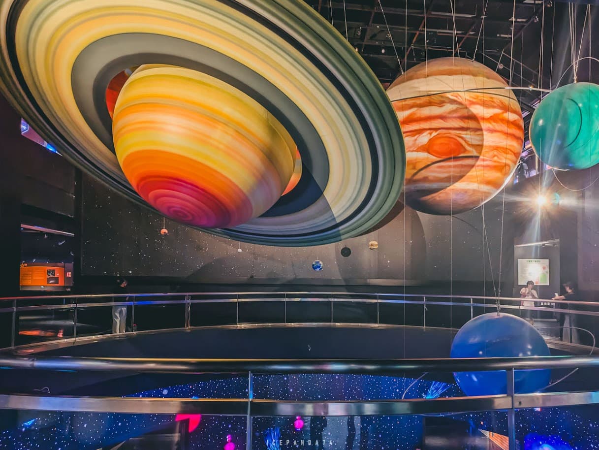 爸爸免費逛台北天文館!暑假夜間導覽、行星體重計必玩,順遊士林超高溜滑梯 爸爸免費逛台北天文館!暑假夜間導覽、行星體重計必玩,順遊士林超高溜滑梯