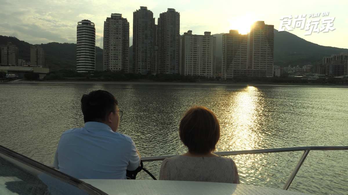 淡江大橋夕陽這樣追最美!999元搭遊艇暢玩4小時,海上唱KTV還能喝調酒 淡江大橋夕陽這樣追最美!999元搭遊艇暢玩4小時,海上唱KTV還能喝調酒