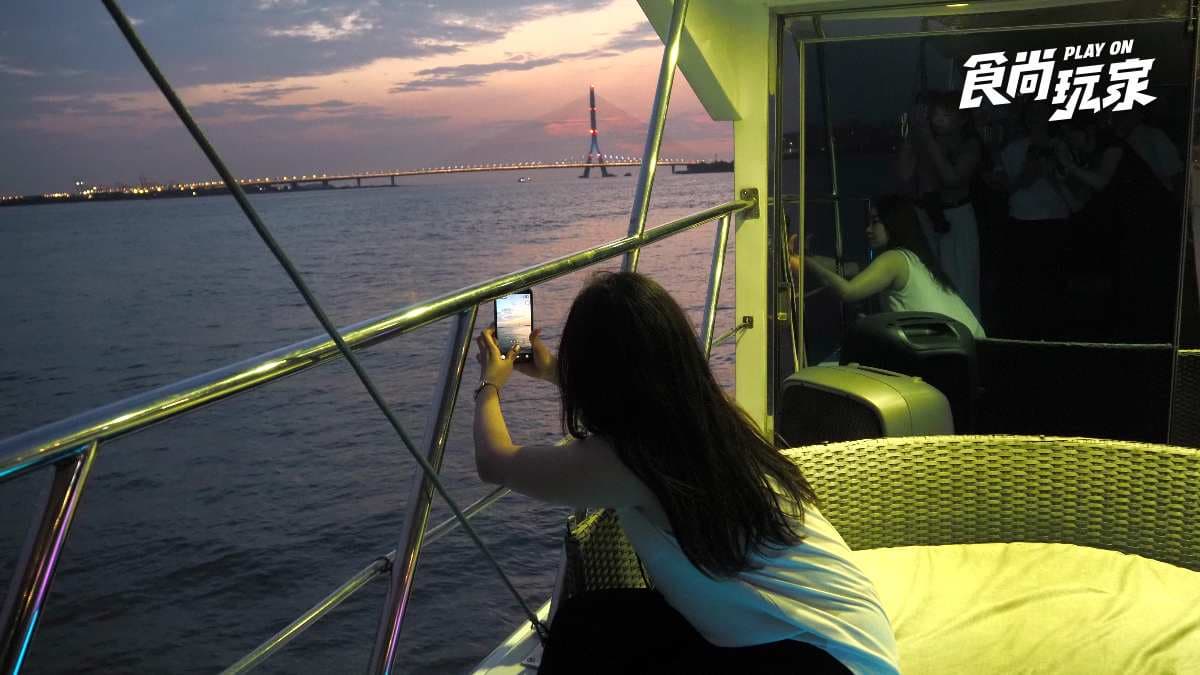淡江大橋夕陽這樣追最美!999元搭遊艇暢玩4小時,海上唱KTV還能喝調酒 淡江大橋夕陽這樣追最美!999元搭遊艇暢玩4小時,海上唱KTV還能喝調酒