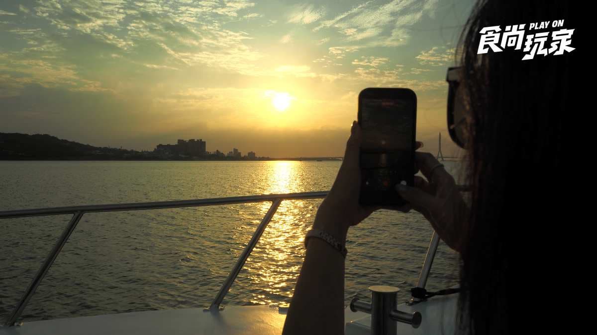 淡江大橋夕陽這樣追最美!999元搭遊艇暢玩4小時,海上唱KTV還能喝調酒 淡江大橋夕陽這樣追最美!999元搭遊艇暢玩4小時,海上唱KTV還能喝調酒