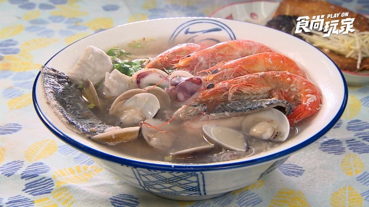 台南高雄海線美食大比拚!老字號嫩骨飯PK漁港現炸海產,逛全台唯一海邊夜市 台南高雄海線美食大比拚!老字號嫩骨飯PK漁港現炸海產,逛全台唯一海邊夜市