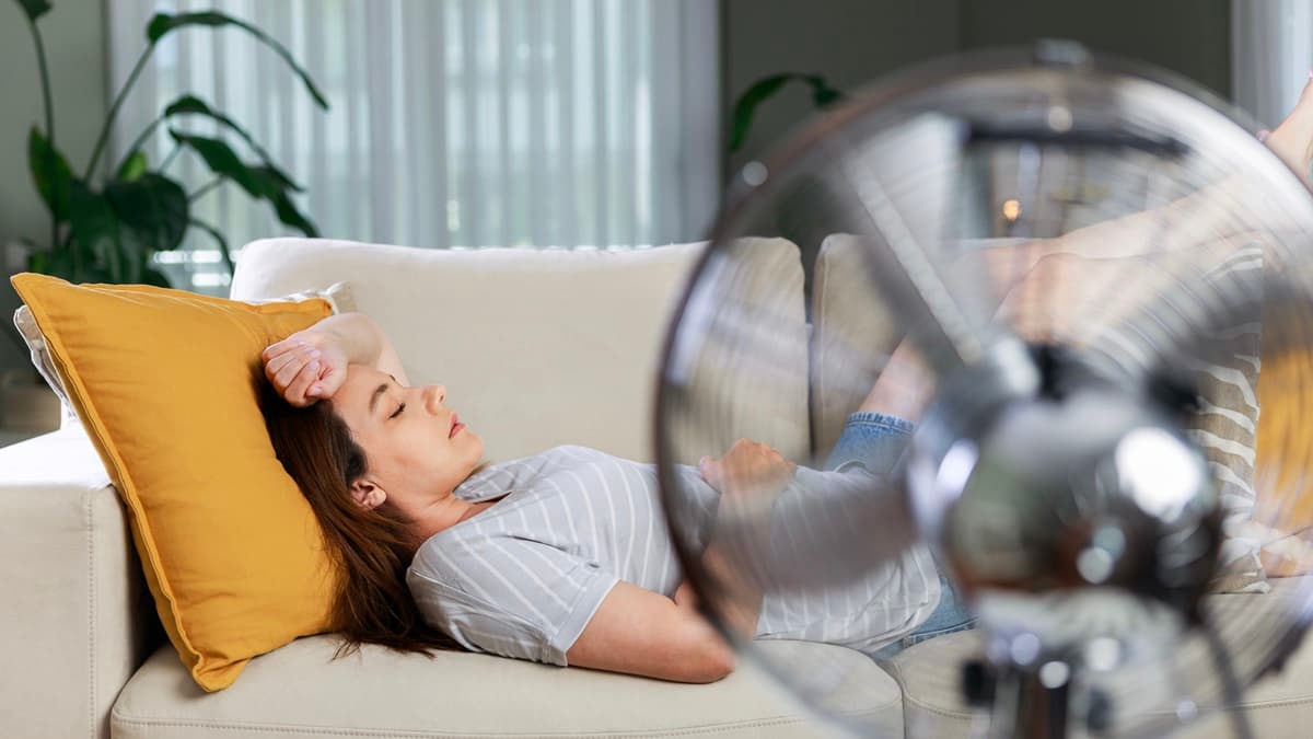 開電風扇睡覺要小心!「錯誤吹法」恐致腹痛又全身痠,吹冷氣靠1按鍵省荷包