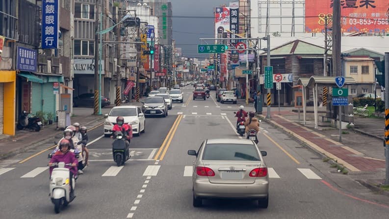 黃線臨停時間多久?人一定要在車上嗎?紅黃線停車規定一覽:做錯開罰1200元