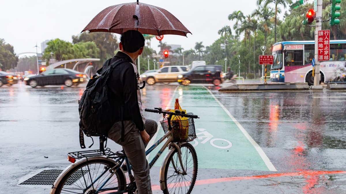 2熱帶擾動同時醞釀!專家曝這時恐成杜鵑颱風,東北季風增強雨區擴大