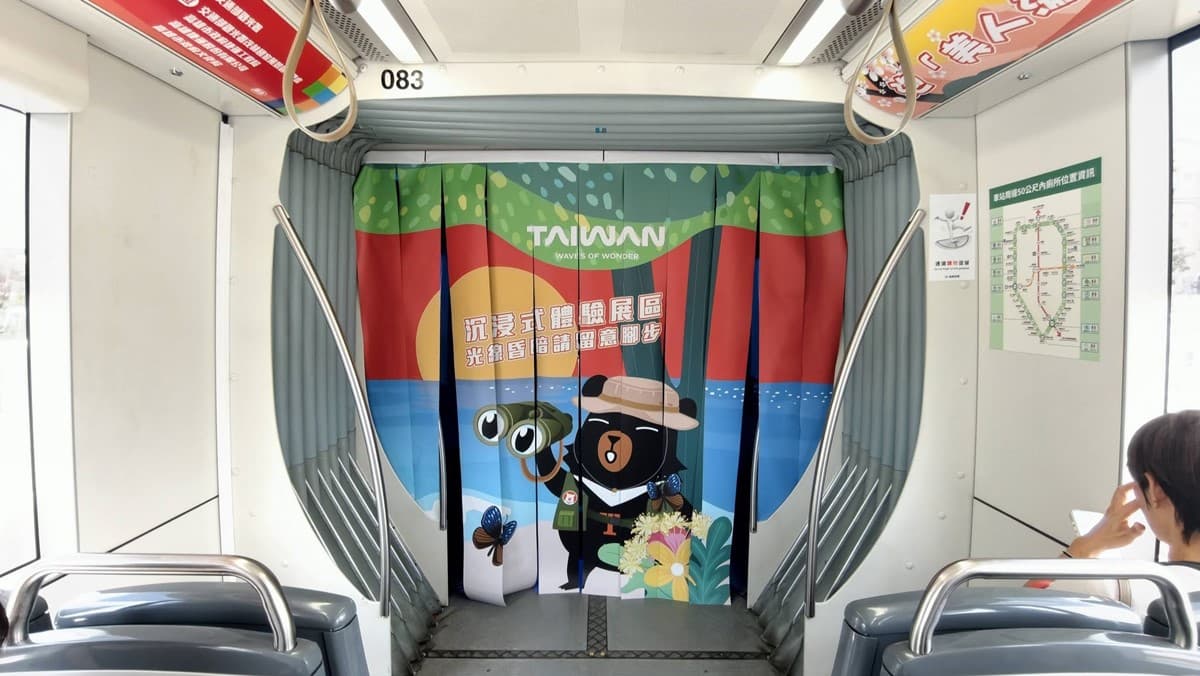高雄輕軌史上最美列車!夢幻沉浸式投影超好拍,彩繪列車出沒時間、地點查詢 高雄輕軌史上最美列車!夢幻沉浸式投影超好拍,彩繪列車出沒時間、地點查詢