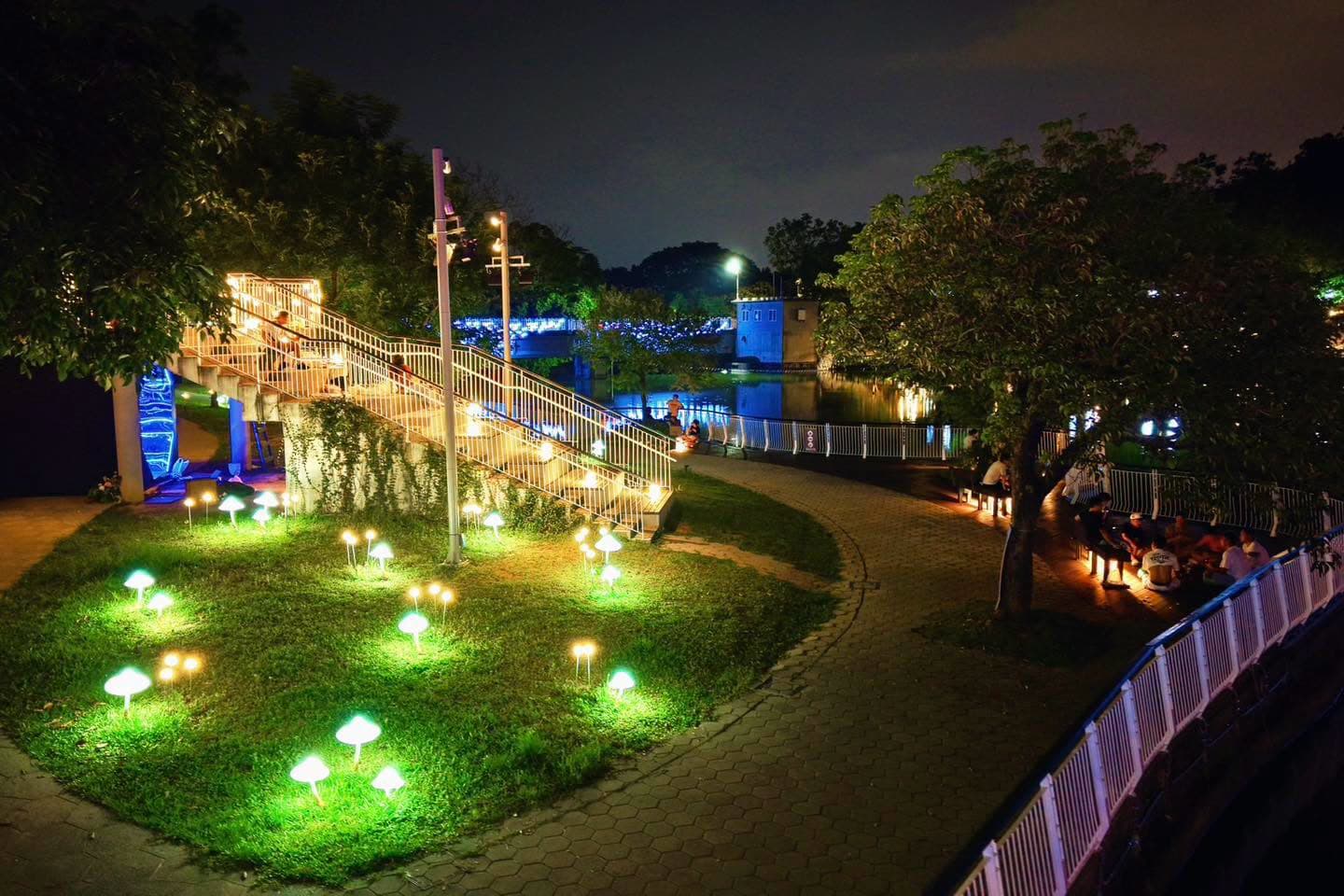 賞夜景新去處!絕美「湖畔光影秀」超好拍,週末市集演唱、夜踩天鵝船 賞夜景新去處!絕美「湖畔光影秀」超好拍,週末市集演唱、夜踩天鵝船