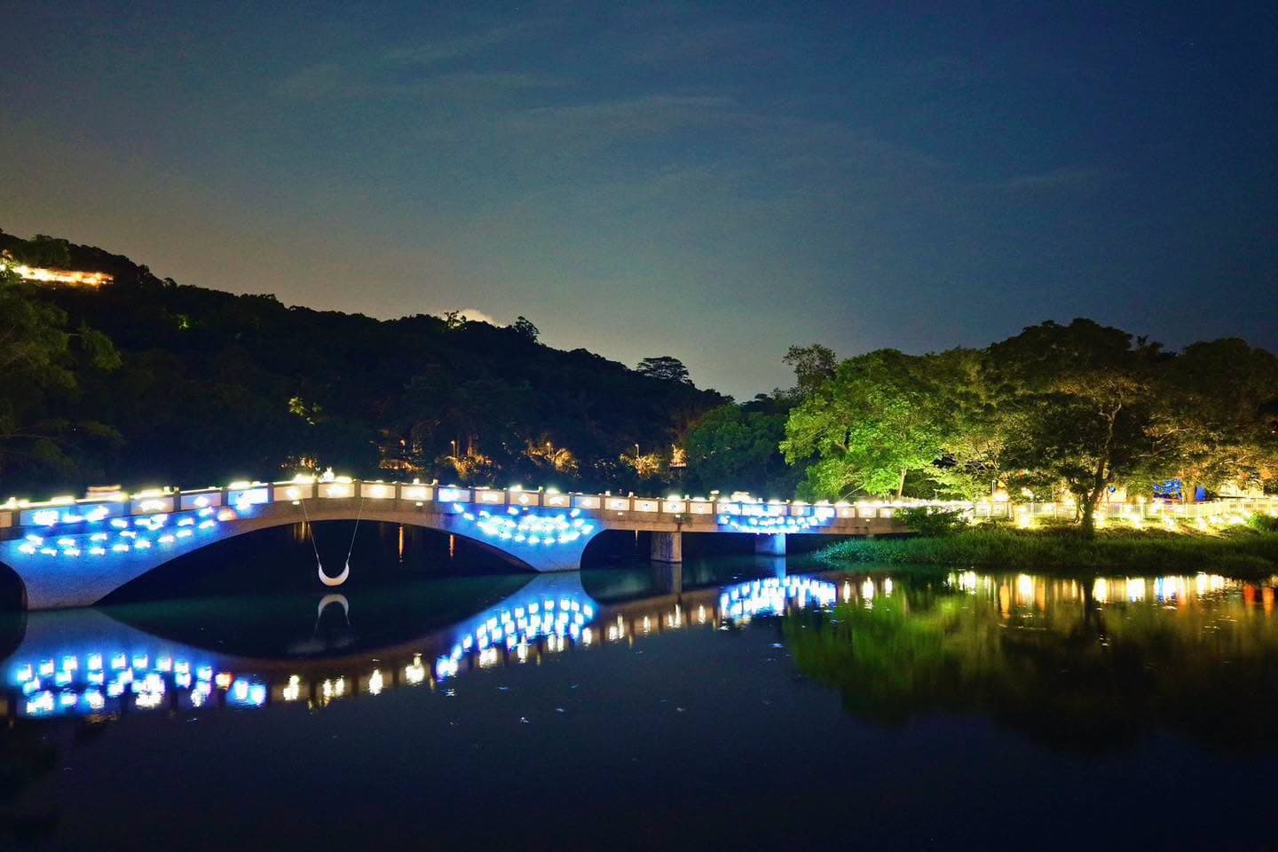 賞夜景新去處!絕美「湖畔光影秀」超好拍,週末市集演唱、夜踩天鵝船 賞夜景新去處!絕美「湖畔光影秀」超好拍,週末市集演唱、夜踩天鵝船