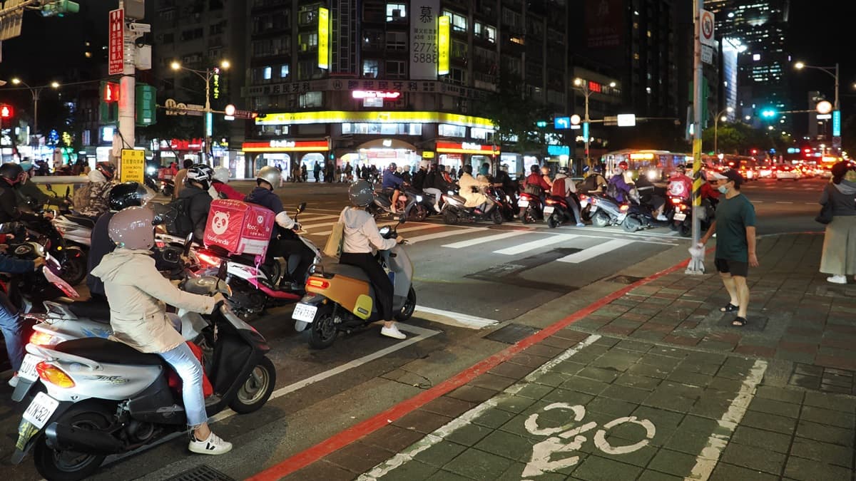 騎士們待轉注意!機車2段式左轉「仍被罰1800元」,警方曝違規原因