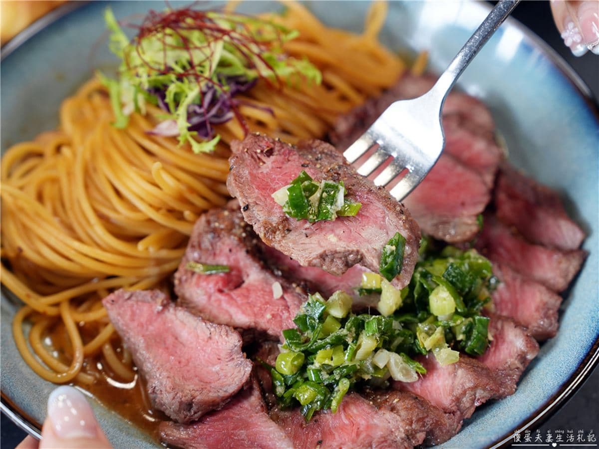 對中身分證送牛排!台中「人氣早午餐」CP值爆表,「8oz牛排義大利麵」肉量超有感 對中身分證送牛排!台中「人氣早午餐」CP值爆表,「8oz牛排義大利麵」肉量超有感