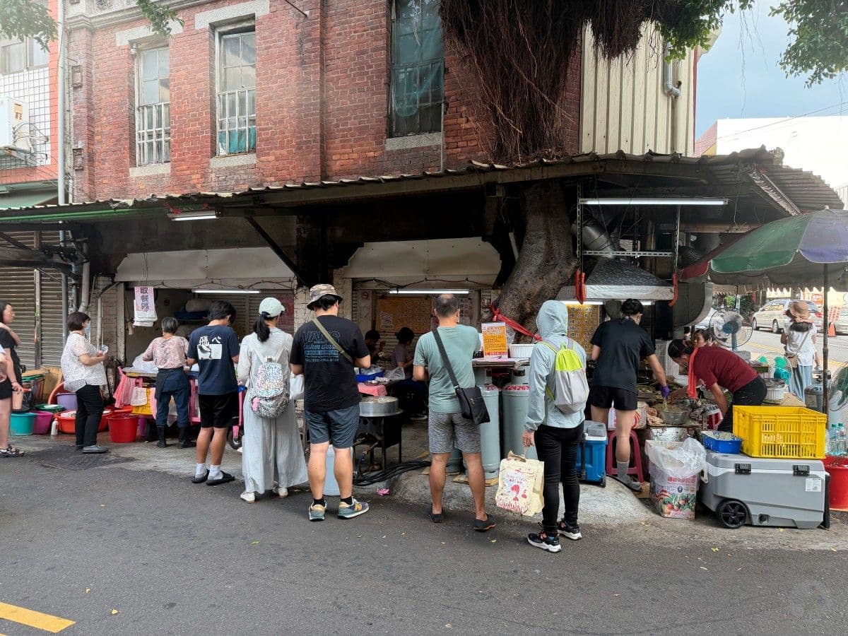 沒招牌卻天天排隊!「60年老字號炸物攤」藏在這,老饕必點金黃酥脆蚵嗲 沒招牌卻天天排隊!「60年老字號炸物攤」藏在這,老饕必點金黃酥脆蚵嗲