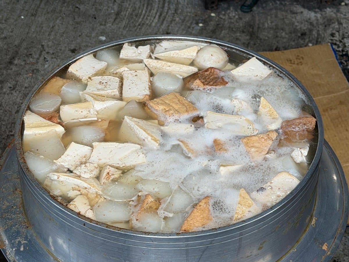 沒招牌卻天天排隊!「60年老字號炸物攤」藏在這,老饕必點金黃酥脆蚵嗲 沒招牌卻天天排隊!「60年老字號炸物攤」藏在這,老饕必點金黃酥脆蚵嗲