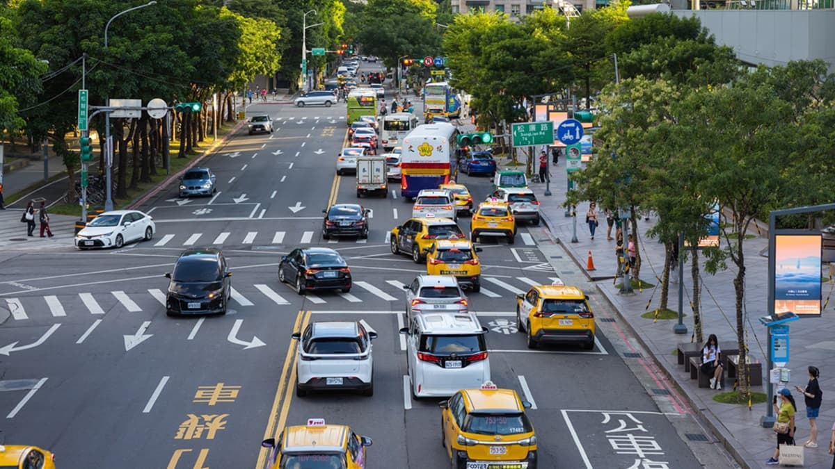 汽機車遇黃燈「該衝過去還是煞車」?警方公布標準答案,最高罰5400元