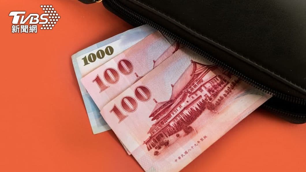 「勞工紓困補助」一次看!無薪假勞工可領11000元、最長24個月,畢業生補助3萬元 受疫情影響,不少人煩惱下一餐著落。(示意圖/shutterstock 達志影像) 「安心即時上工」可重複申請!加發防疫津貼2千元