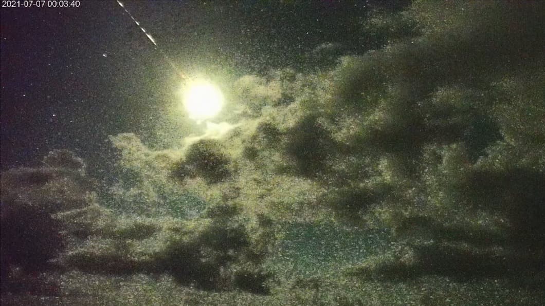 天文迷別錯過!宜蘭巨大「火流星」畫過天際超壯觀,火尾+爆閃照亮夜空 (圖/截圖東管處即時影像攝影) 宜花東夜空驚見巨大火光爆炸 氣象站:火流星現象