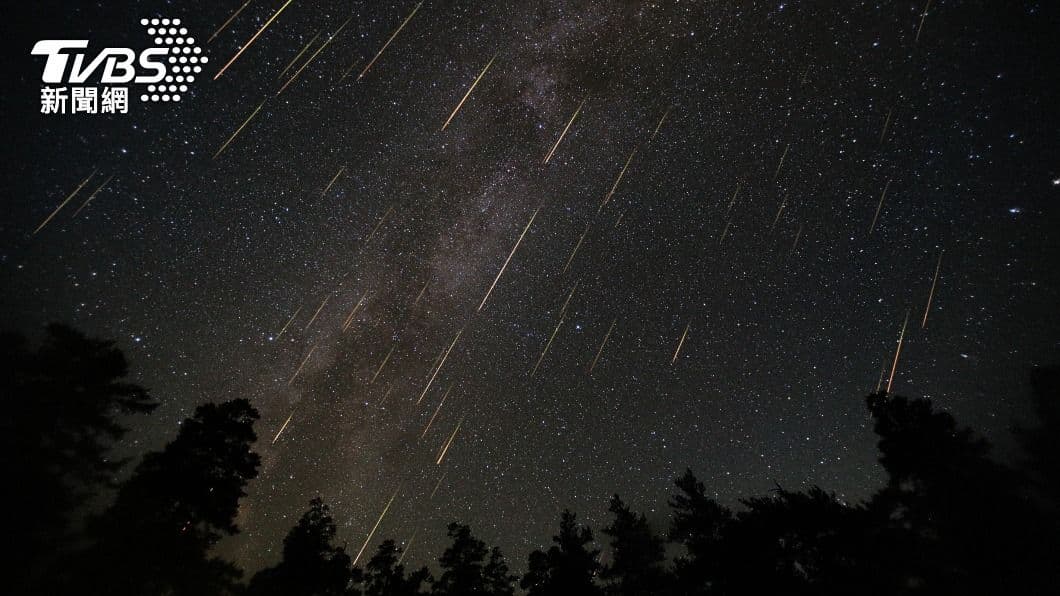 三大流星雨之一「英仙座流星雨」8/13登場!觀賞條件極佳,每小時上看100顆 英仙座流星雨13日登場。(示意圖/shutterstock 達志影像) 英仙座流星雨8/13登場!觀賞條件極佳 每小時上看百顆