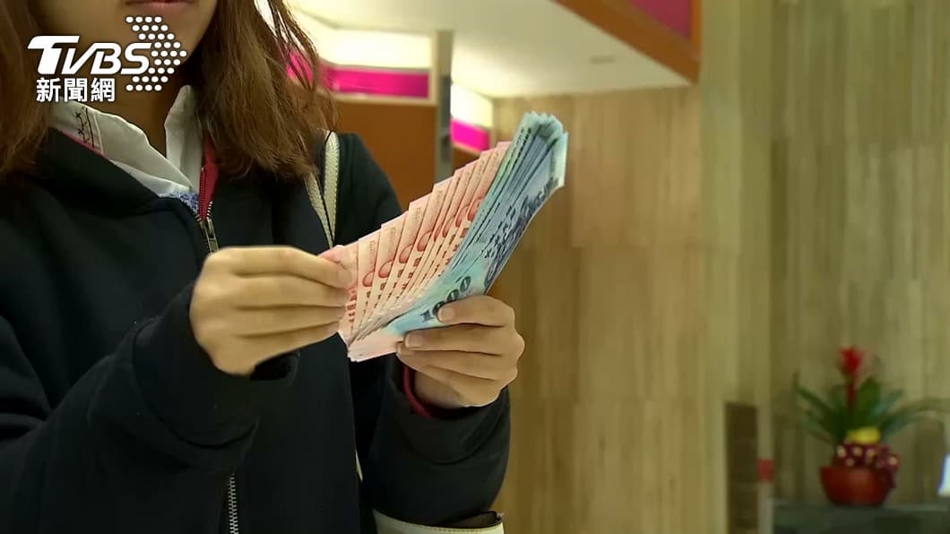 現金6000元提早發了!這8家銀行客戶4/1就入帳,快去刷存摺 公股銀行將於4/1發放6000元。(圖/TVBS資料畫面) 快訊/現金6000提早發!公股銀行客戶「4/1就入帳」