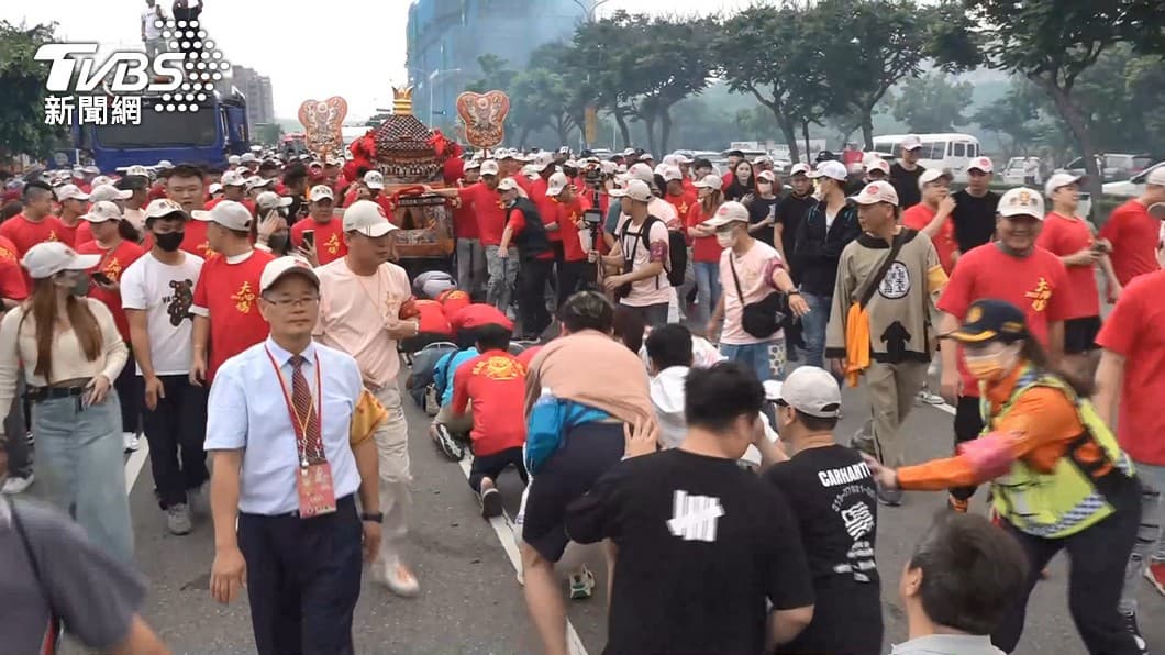 媽祖遶境信徒總會爭相期待「躦轎腳」。(圖/TVBS資料照) 媽祖-媽祖生日-媽祖遶境-媽祖遶境2024-媽祖生日2024-躦轎腳-躦轎腳禁忌-廖大乙