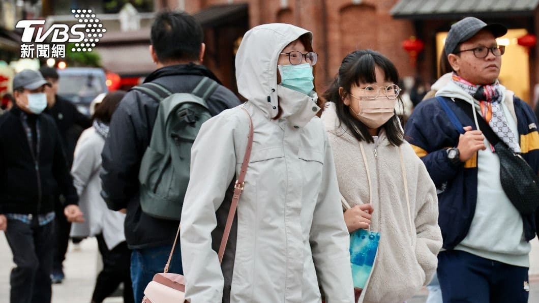 接下來三到四天恐怕要準備更厚的衣物,氣溫普聘都在20度上下,局部地區可能低於20度。(圖/TVBS資料畫面) 接下來三到四天恐怕要準備更厚的衣物,氣溫普聘都在20度上下,局部地區可能低於20度。(圖/TVBS資料畫面)