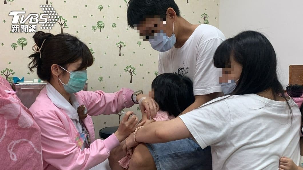 家長可帶孩童施打腸病毒疫苗。(圖/TVBS) 家長可帶孩童施打腸病毒疫苗。(圖/TVBS)