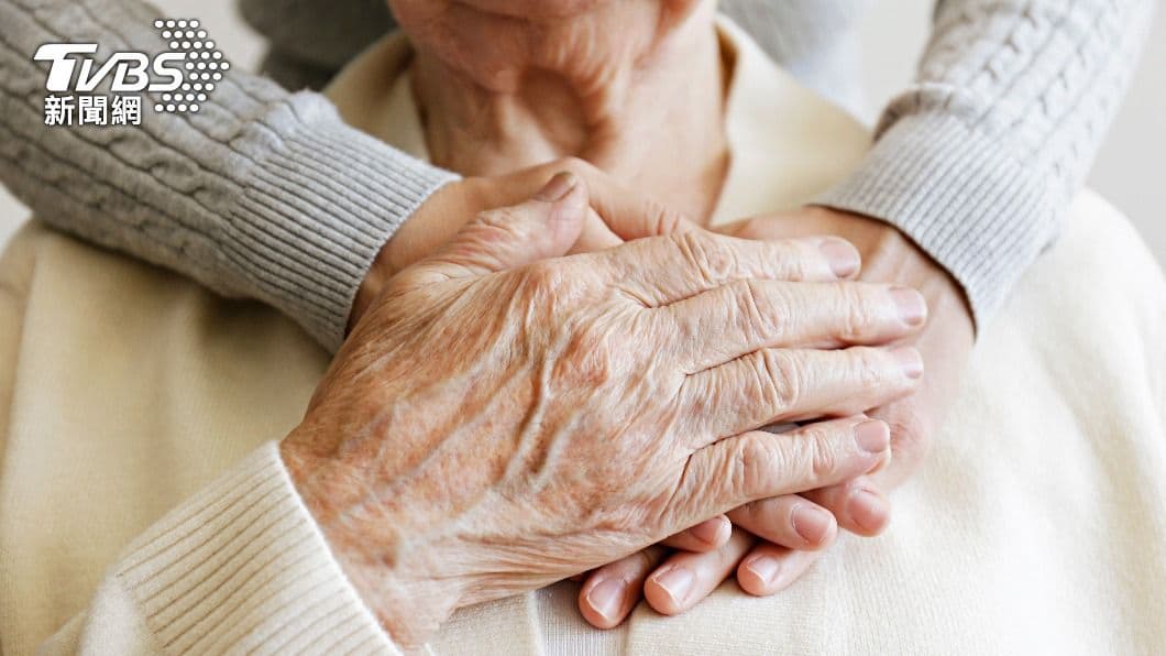 93歲阿嬤血管年齡僅20歲!飲食生活習慣曝光:不吃保健食品、洗澡時做1事 老人娶回小38歲保母,養女氣炸喊告。(示意圖/shutterstock達志影像)