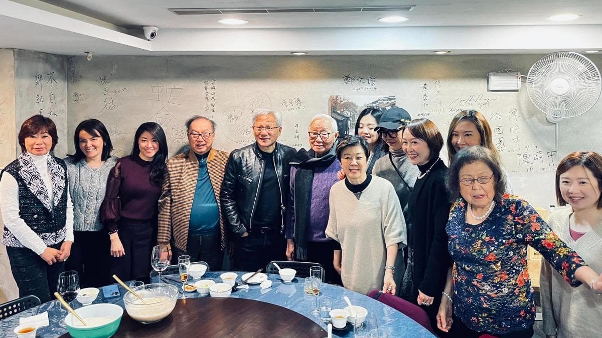 黃仁勳今年1月曾與張忠謀、林百里等人一起至「鄒記食舖」用餐。(圖/翻攝自「鄒記食舖」臉書) 黃仁勳今年1月曾與張忠謀、林百里等人一起至「鄒記食舖」用餐。(圖/翻攝自「鄒記食舖」臉書)