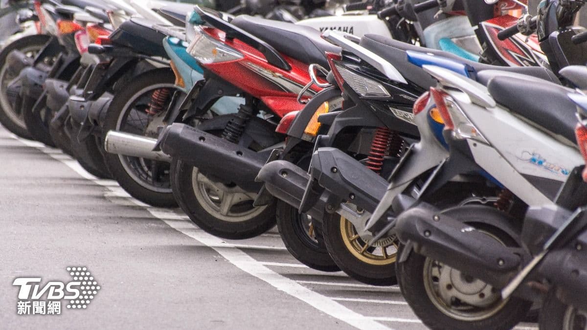 很多人都不知!路邊停車少做「1動作」恐被檢舉,最高開罰3600元 騎了18年的車,赫然發現自己沒有駕照。(示意圖/shutterstock 達志影像)