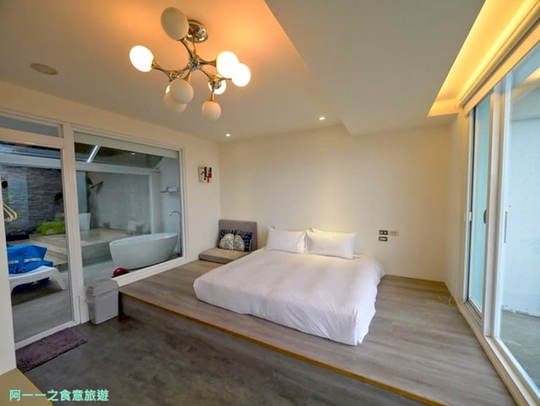 IG暴紅打卡民宿!躺床上就能遠眺「無遮蔽海景」,水水必拍超Chill「玻璃屋雙浴缸」|食尚玩家