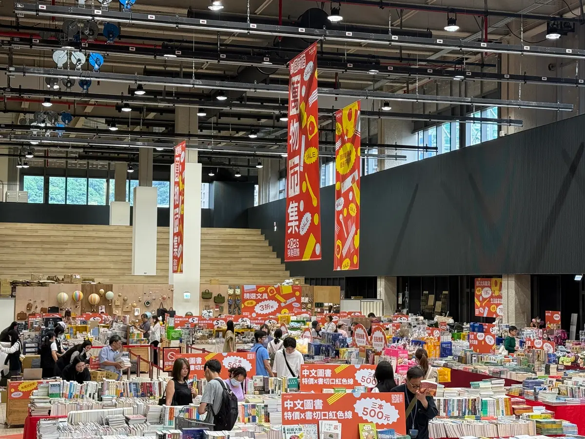 高雄中秋市集駁二登場！打卡免費送韓國黑貓娃娃、貼紙，誠品萬件商品３折