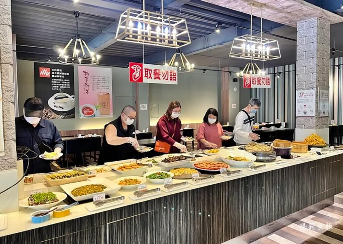 蔬食者必收！台中５家素食吃到飽：百坪自助吧、迴轉火車送菜、239元起