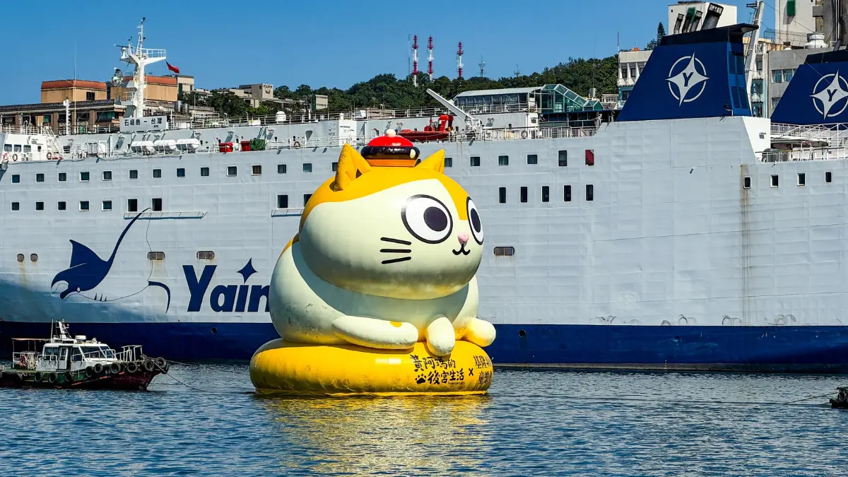 超萌水上貓咪！15公尺高「巨型黃阿瑪」登陸基隆港，9/24點燈展出２個月