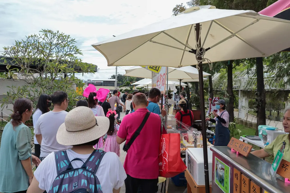 台南中秋旅遊攻略！慕夏展、動漫市集、火舞秀必玩，消費滿50元抽電動車