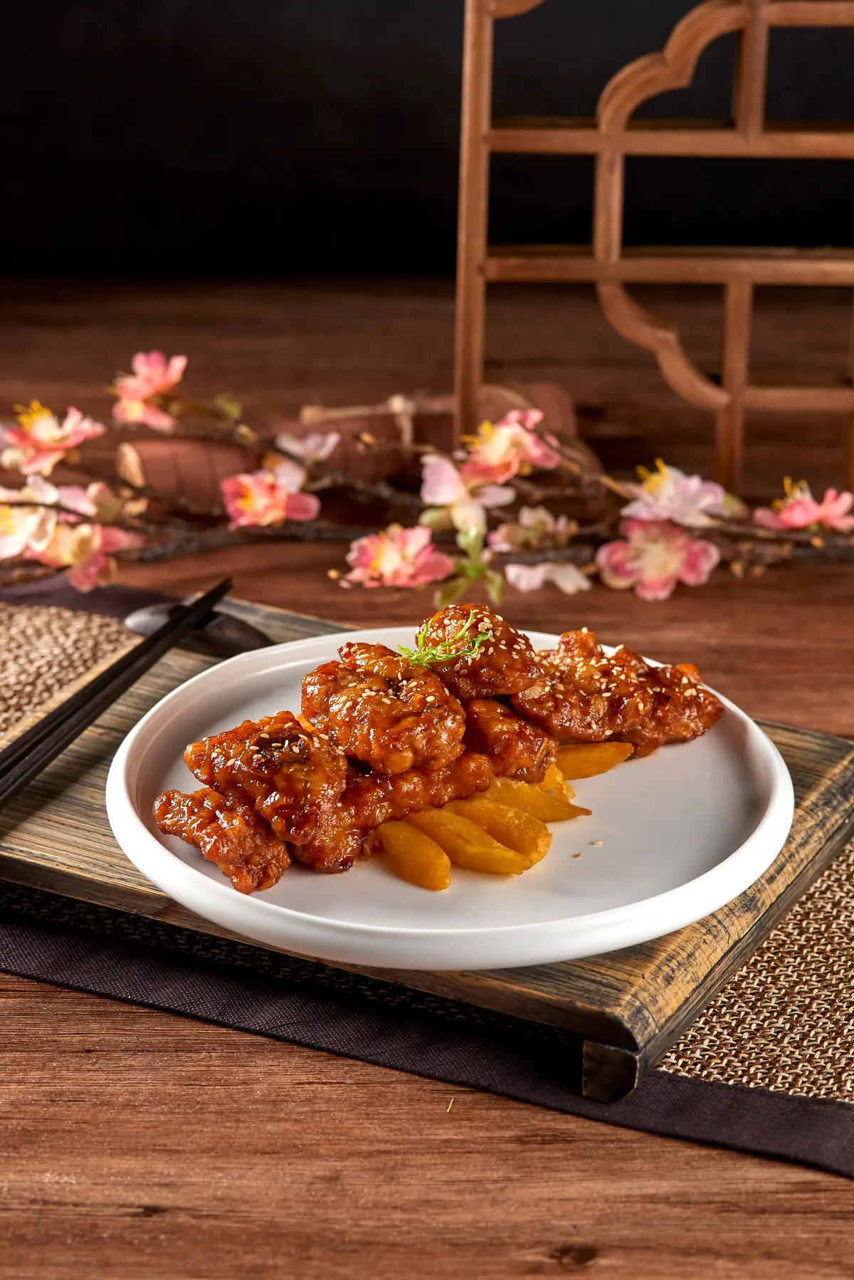 藍心湄也讚！星級主廚坐鎮粵菜祕店，必點5.5公斤櫻桃烤鴨、月銷700斤東坡肉