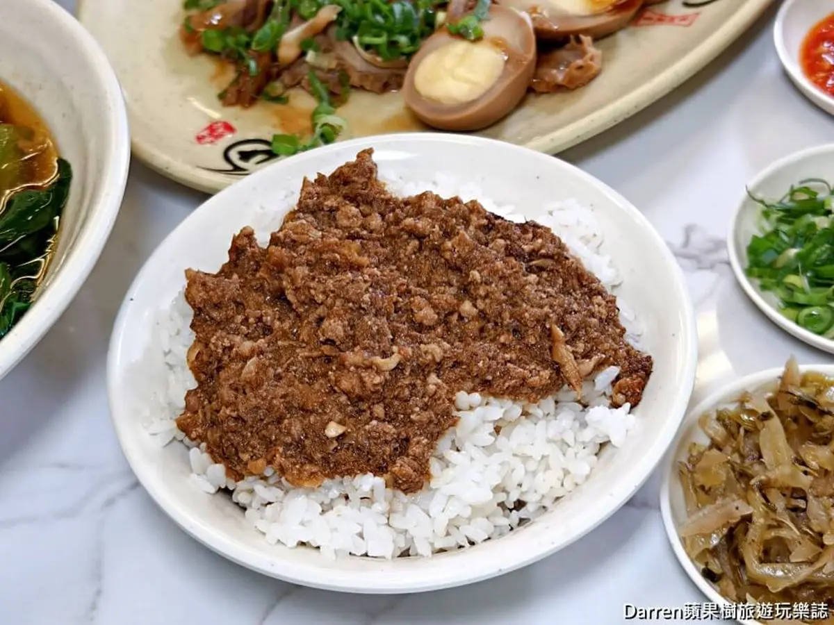 開店２年半獲必比登肯定！新竹城隍廟「人氣牛肉麵」濃郁入味，必夾靈魂滷味