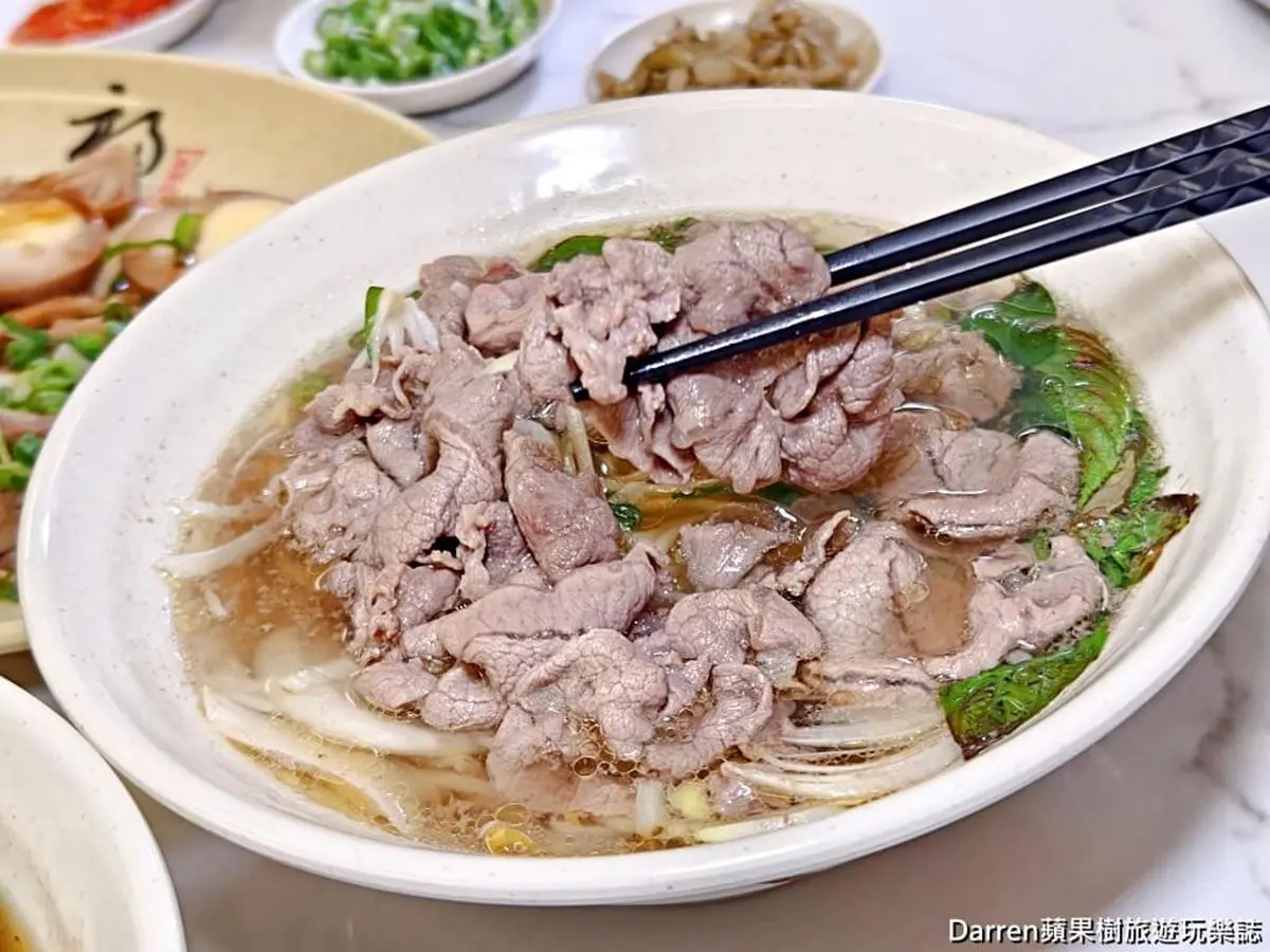 開店２年半獲必比登肯定！新竹城隍廟「人氣牛肉麵」濃郁入味，必夾靈魂滷味