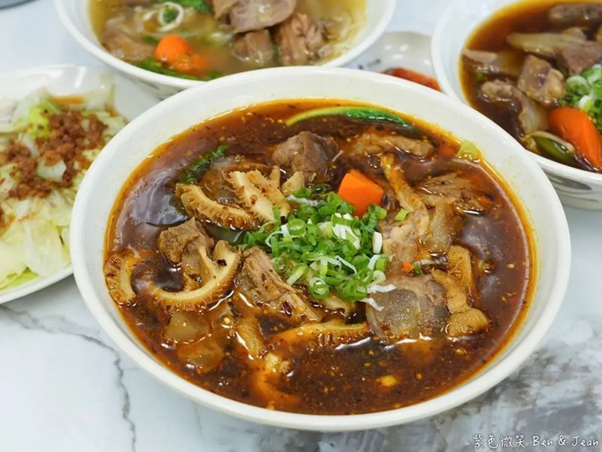 開店２年半獲必比登肯定！新竹城隍廟「人氣牛肉麵」濃郁入味，必夾靈魂滷味