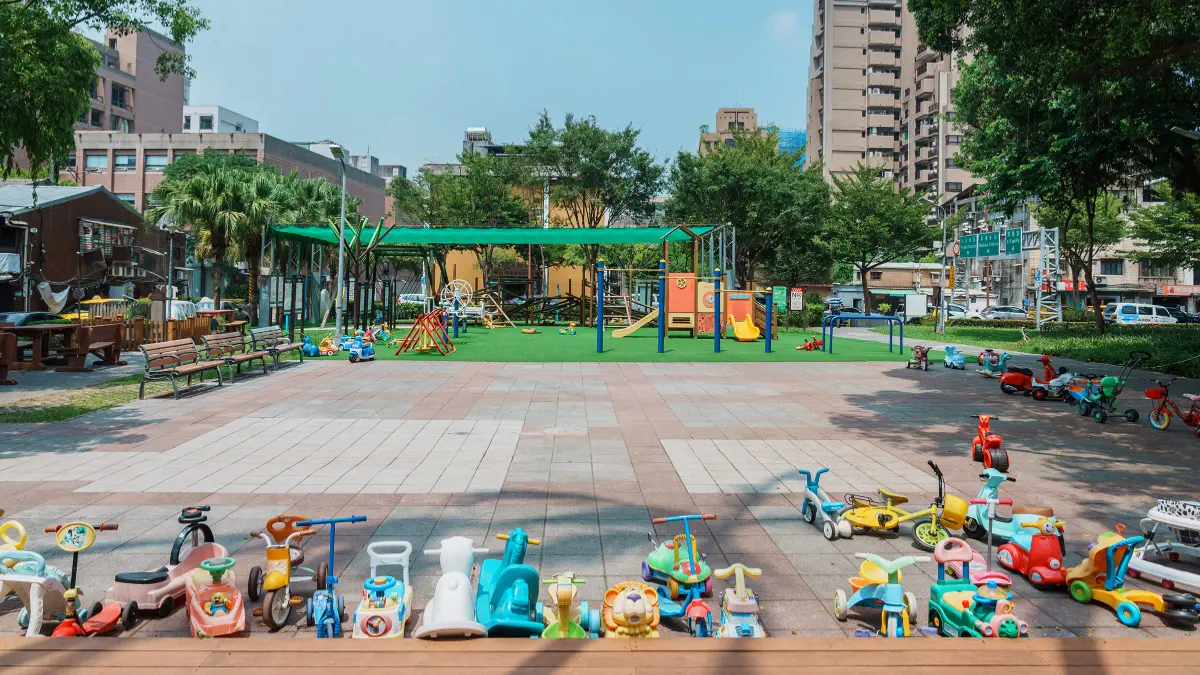 上百台玩具車免費玩！隱藏版親子公園近捷運站，挖土機、跑車、老爺車通通有