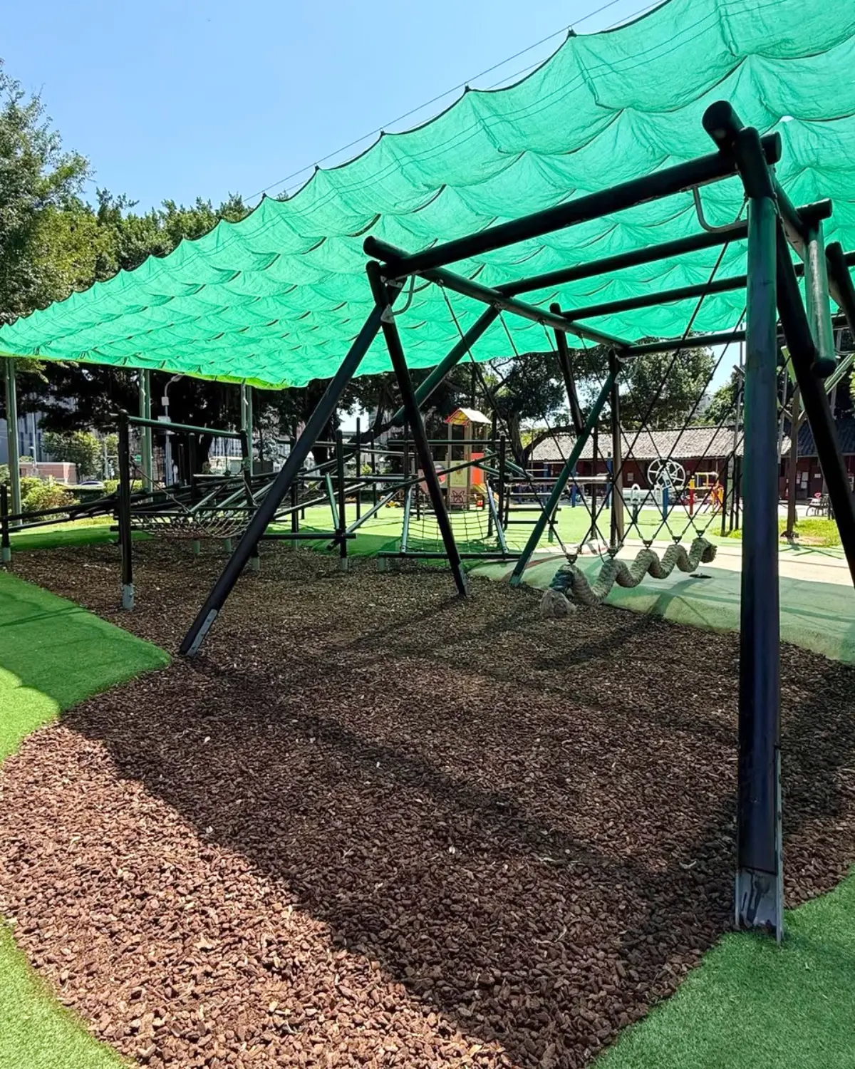 上百台玩具車免費玩！隱藏版親子公園近捷運站，挖土機、跑車、老爺車通通有