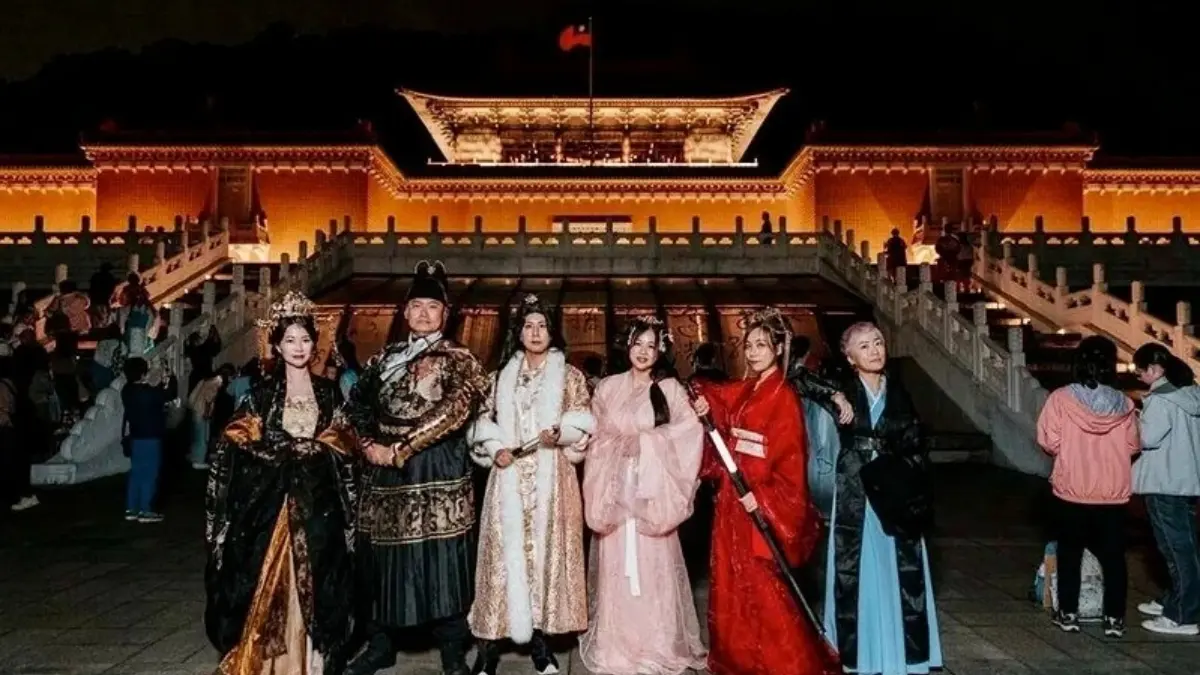 穿古裝夜遊故宮！「百駿圖」變身時尚秀，Cosplay入宮闖關、送「翠玉白菜」吉祥物