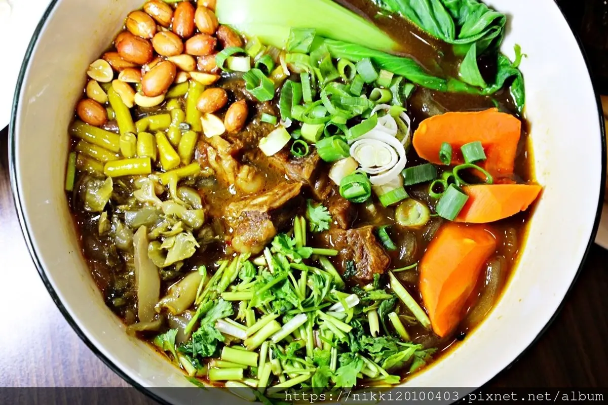 最低150元起！高CP值「平價牛肉麵」免費續麵加湯，還有豆花、棉花糖機