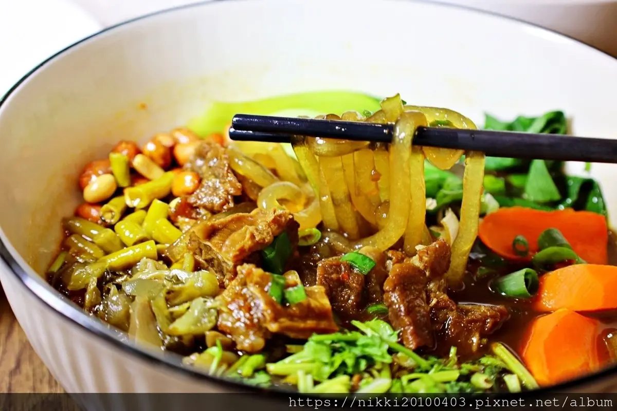 最低150元起！高CP值「平價牛肉麵」免費續麵加湯，還有豆花、棉花糖機