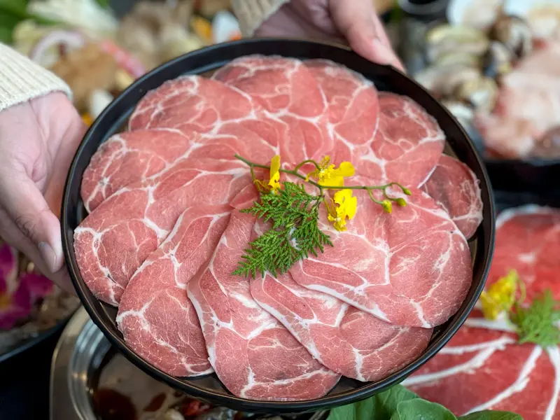 南紡餐廳推薦11家:桌邊火焰牛排、一人燒肉、泰式火山排骨,慶生聚餐先收藏 南紡餐廳推薦11家:桌邊火焰牛排、一人燒肉、泰式火山排骨,慶生聚餐先收藏